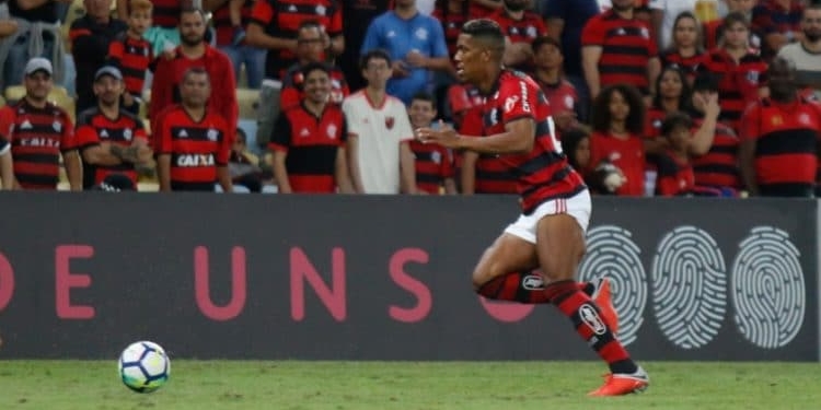 Com revezamentos e diversas mudanças, o Flamengo ainda busca o encaixe do setor ofensivo no período pós-Copa do Mundo. E, nesta missão, o técnico Maurício Barbieri ganhou um reforço: Berrío. Longe dos gramados desde outubro do ano passado, quando sofreu grave lesão no joelho esquerdo, o atacante voltou a atuar no último sábado, contra a Chapecoense. O retorno acontece pouco mais de um ano de um dos momentos mais importantes do colombiano com a camisa rubro-negra. Na semifinal da Copa do Brasil do ano passado, ele fez a jogada que acabou em gol de Diego e garantiu o Flamengo na decisão. Na atual edição, a equipe se encontra novamente na semi, desta vez, contra o Corinthians. Agora, o jogador entra na disputa com Vitinho, Éverton Ribeiro e Marlos Moreno e passa a ser mais uma opção para o treinador rubro-negro, que vem mudando com frequência a escalação do trio ofensivo, inclusive, alternando os centroavantes Uribe, Dourado e Lincoln. Com revezamentos e diversas mudanças, o Flamengo ainda busca o encaixe do setor ofensivo no período pós-Copa do Mundo. E, nesta missão, o técnico Maurício Barbieri ganhou um reforço: Berrío. Longe dos gramados desde outubro do ano passado, quando sofreu grave lesão no joelho esquerdo, o atacante voltou a atuar no último sábado, contra a Chapecoense. O retorno acontece pouco mais de um ano de um dos momentos mais importantes do colombiano com a camisa rubro-negra. Na semifinal da Copa do Brasil do ano passado, ele fez a jogada que acabou em gol de Diego e garantiu o Flamengo na decisão. Na atual edição, a equipe se encontra novamente na semi, desta vez, contra o Corinthians. Agora, o jogador entra na disputa com Vitinho, Éverton Ribeiro e Marlos Moreno e passa a ser mais uma opção para o treinador rubro-negro, que vem mudando com frequência a escalação do trio ofensivo, inclusive, alternando os centroavantes Uribe, Dourado e Lincoln. Contratado no início do ano passado, Berrío chegou à Gávea após se destacar no Atlético Nacional, da Colômbia, tendo uma das principais características a velocidade e jogadas em profundidade. - Foi muito emocionante cada vez que os torcedores gritavam: "Berrío". Para mim foi uma emoção muito grande. Por isso tive a responsabilidade e entrar deixando tudo por todos que acreditaram em mim. Vou trabalhar o dobro para seguir - disse, após a partida do último sábado.