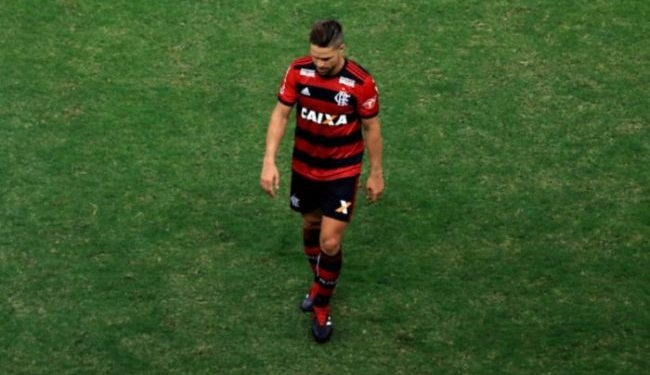 Diego nega ofensas ao árbitro do clássico: 'Jamais diria essas palavras'