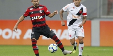 Desembarque do Flamengo no Rio é marcado por críticas de torcedores