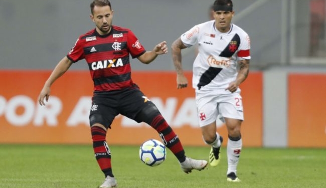 Desembarque do Flamengo no Rio é marcado por críticas de torcedores