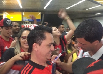 Com apoio da torcida e abraço a Barbieri, Flamengo desembarca em São Paulo para semifinal