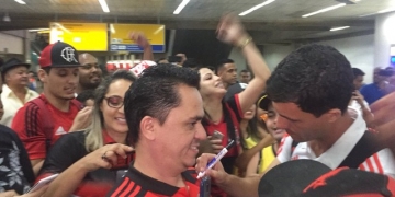 Com apoio da torcida e abraço a Barbieri, Flamengo desembarca em São Paulo para semifinal