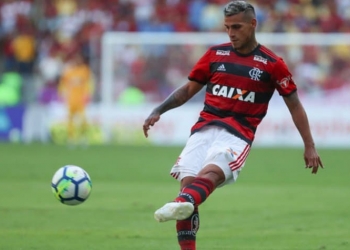 Com duas assistências para gol, Trauco celebra vitória diante do Atlético