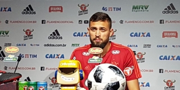 Com incerteza sobre futuro de Barbieri, Léo Duarte defende o técnico no Flamengo: "É quem a gente quer"