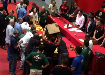 Comissão eleitoral define que nenhuma chapa poderá usar azul na eleição do Flamengo