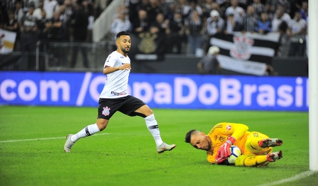 Diego Alves tem lesão constatada na coxa esquerda; exames não apontam contusão em Diego
