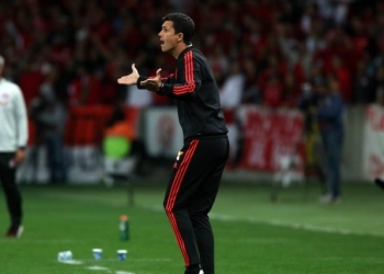 Em ebulição política, Flamengo sofre pressão por troca de Maurício Barbieri; diretor garante treinador
