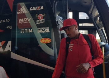 Fla chega a Porto Alegre, e Vitinho fala sobre pressão e adaptação