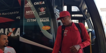 Fla chega a Porto Alegre, e Vitinho fala sobre pressão e adaptação