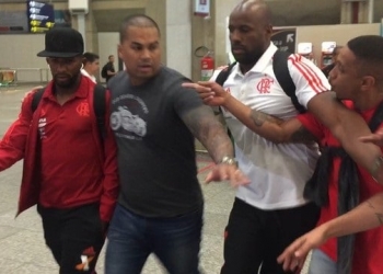 Flamengo desembarca no Rio pressionado, e Diego responde torcedores; Rodinei é hostilizado