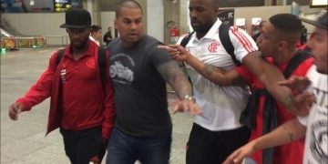 Flamengo desembarca no Rio pressionado, e Diego responde torcedores; Rodinei é hostilizado