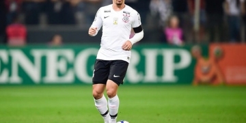 Flamengo pretende denunciar Corinthians, caso escale Fagner na semifinal da Copa do Brasil