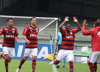 Flamengo vence Coritiba de virada e está classificado para a semifinal com uma rodada de antecedência