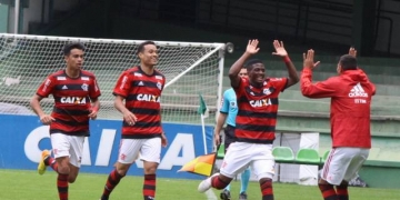 Flamengo vence Coritiba de virada e está classificado para a semifinal com uma rodada de antecedência