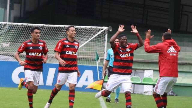 Flamengo vence Coritiba de virada e está classificado para a semifinal com uma rodada de antecedência