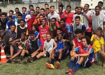 Fora de jogo do Flamengo, meia Diego visita projeto social em Padre Miguel e doa chuteiras