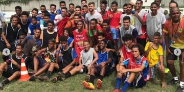 Fora de jogo do Flamengo, meia Diego visita projeto social em Padre Miguel e doa chuteiras