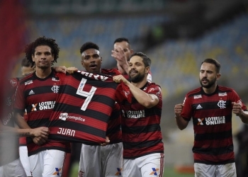 Juan é homenageado por companheiros em comemoração de gol