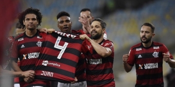 Juan é homenageado por companheiros em comemoração de gol