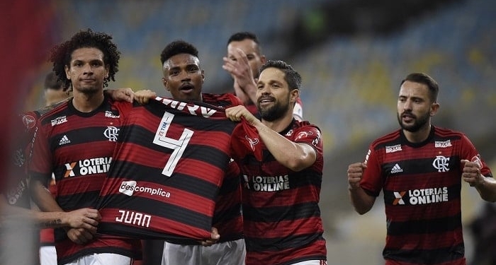 Juan é homenageado por companheiros em comemoração de gol
