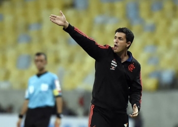 Mauricio Barbieri diz que Flamengo "encurralou" Corinthians e espera mais espaços no jogo de volta em São Paulo
