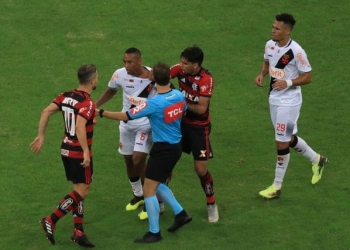 Na súmula, árbitro diz que expulsou Diego após ter sido ofendido pelo meia