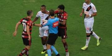 Na súmula, árbitro diz que expulsou Diego após ter sido ofendido pelo meia