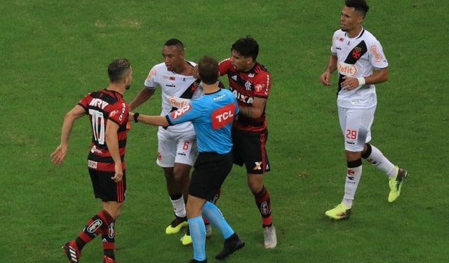 Na súmula, árbitro diz que expulsou Diego após ter sido ofendido pelo meia