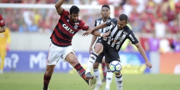 Suspenso, Henrique Dourado desfalca o Flamengo contra o Bahia