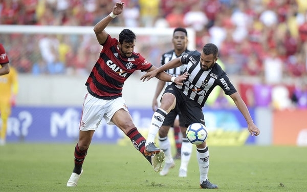 Suspenso, Henrique Dourado desfalca o Flamengo contra o Bahia
