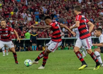 Vaias, aplausos e a ciranda pela qual passa o elenco rubro-negro