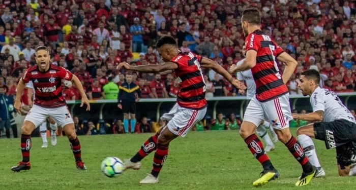 Vaias, aplausos e a ciranda pela qual passa o elenco rubro-negro