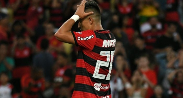 Expectativa x realidade: badalados na chegada e em baixa, Vitinho e Uribe ganham nova chance no Flamengo