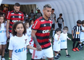 Trauco aproveita raro 'descanso' de Renê e ganha moral no Flamengo