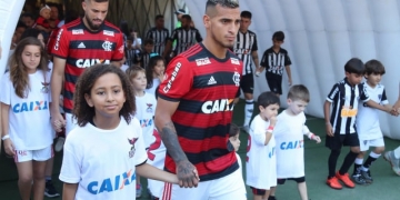 Trauco aproveita raro 'descanso' de Renê e ganha moral no Flamengo