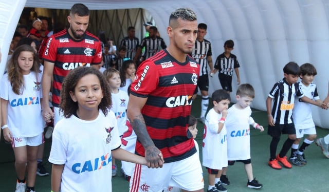 Trauco aproveita raro 'descanso' de Renê e ganha moral no Flamengo