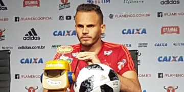 Renê reconhece queda do Flamengo, mas afirma: "Ninguém entra em campo temendo a torcida"