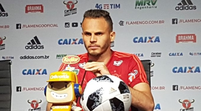 Renê reconhece queda do Flamengo, mas afirma: "Ninguém entra em campo temendo a torcida"