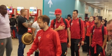 Flamengo volta ao Rio após empate na Bahia, e Réver fala em "nunca deixar de acreditar" no título