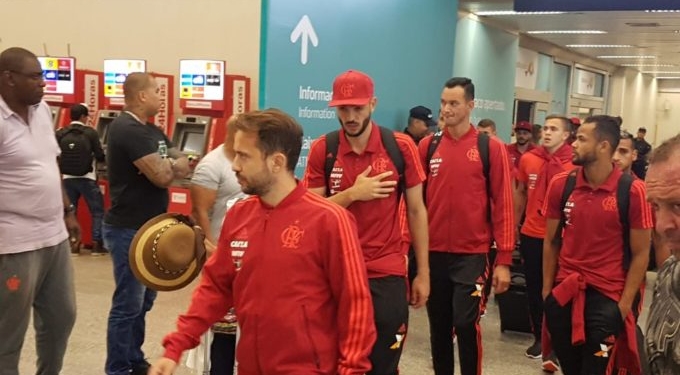 Flamengo volta ao Rio após empate na Bahia, e Réver fala em "nunca deixar de acreditar" no título