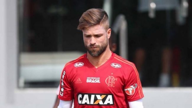 Meia Diego é reavaliado, tem lesão constatada e inicia tratamento no Fla