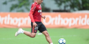 Uribe nega ser dono da 'camisa 9' e elogia concorrência no ataque do Fla