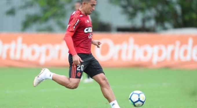 Uribe nega ser dono da 'camisa 9' e elogia concorrência no ataque do Fla