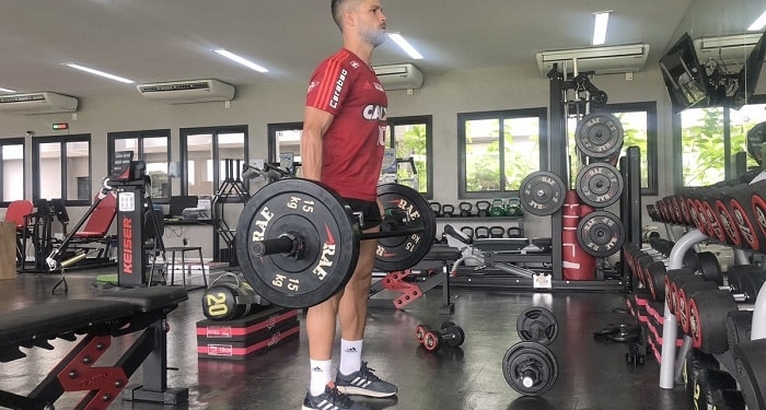 Ainda lesionados, Diegos trabalham na academia no Fla e presença no clássico é incerta