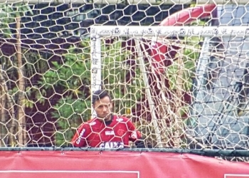 Após polêmica e panos quentes, Diego Alves volta a treinar com grupo do Flamengo