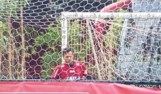 Após polêmica e panos quentes, Diego Alves volta a treinar com grupo do Flamengo