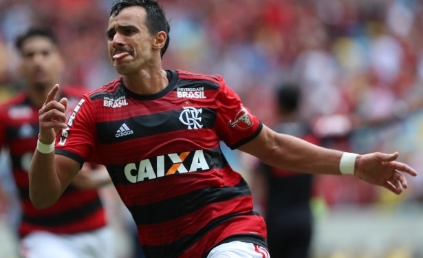 Com apenas 23% dos gols no ano, centroavantes do Fla amargam longo jejum