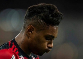 Com dores na panturrilha, Vitinho será reavaliado pelo DM do Fla nesta segunda