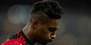 Com dores na panturrilha, Vitinho será reavaliado pelo DM do Fla nesta segunda