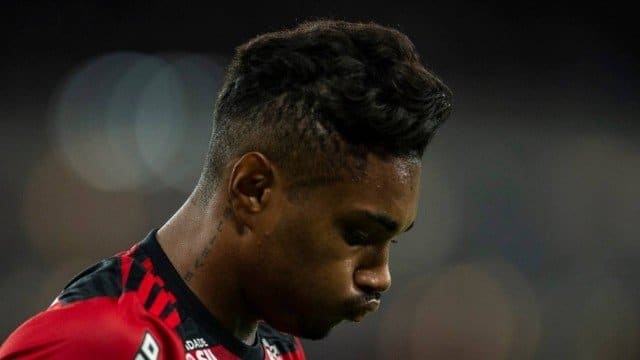Com dores na panturrilha, Vitinho será reavaliado pelo DM do Fla nesta segunda